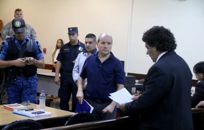 Carlos León (de remera azul) prestó declaración indagatoria ayer ante el Tribunal de Sentencia y aseguró ser inocente de los hechos que la Fiscalía le atribuye.