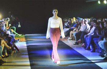 mucha-gente-asistio-al-new-face-fashion-model-2017-en-el-hotel-casino-acaray--213014000000-1602981.jpg