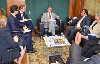 el-embajador-sergio-franca-danese-conversa-con-el-fiscal-general-del-estado-durante-la-reunion-que-se-realizo-en-la-cancilleria-de-brasil--220948000000-1273286.jpg