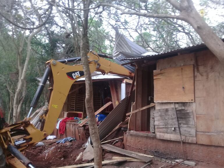 Fueron destruidas las precarias viviendas encontradas en el sitio.