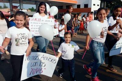 Varias niñas y jóvenes participaron de la marcha del 8M Día Internacional de la Mujer Trabajadora para denunciar los alarmantes hechos de abuso sexual.