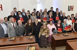 varias-personalidades-y-representantes-de-figuras-destacadas-e-instituciones-fueron-homenajeadas-anoche-por-el-diario-ltima-hora-por-su-contribuc-230014000000-611436.jpg