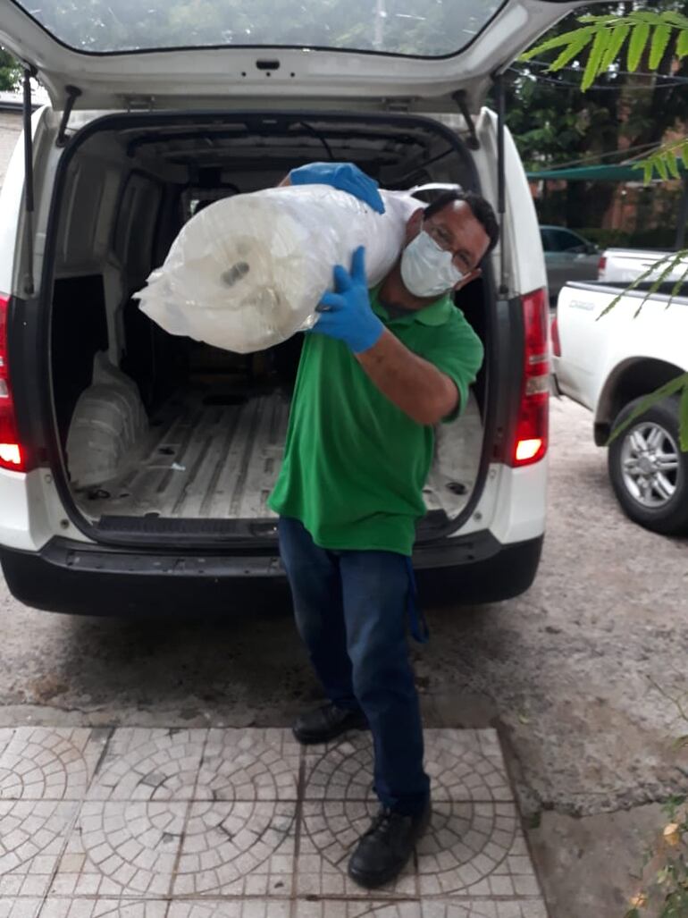 Colaboradores de Unicentro realizaron la entrega de mil metros de tela al Ineram.