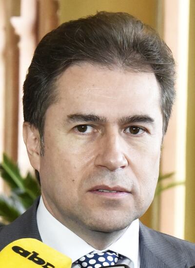 El senador Luis Castiglioni (ANR, Añetete), cuando fue canciller, dijo que acabaría con los privilegiados con pasaportes diplomáticos.