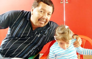 bernardo-figueredo-con-su-nieta-liz-torres-figueredo-quien-es-atendida-en-la-fundacion-teleton-de-asuncion--205925000000-620502.jpg