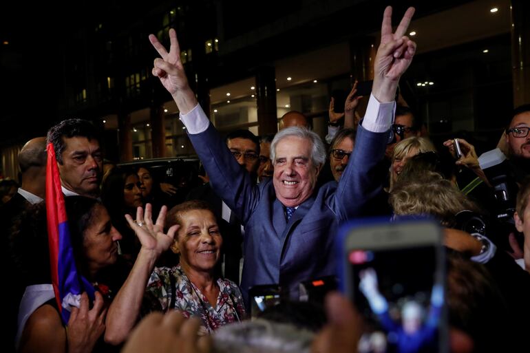 El presidente de Uruguay, Tabaré Vázquez (c), saluda durante la ceremonia de arriado del Pabellón Nacional el sábado, en Montevideo.