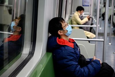 Un pasajero del metro de Shanghái hoy, portando una mascarilla protectora.