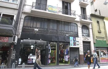 fachada-del-edificio-donde-tiene-su-sede-la-empresa-hotesur-en-buenos-aires-la-expresidenta-cristina-kirchner-es-accionista-alli-archivo-200756000000-1446301.jpg
