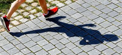 La silueta de un hombre trotando.