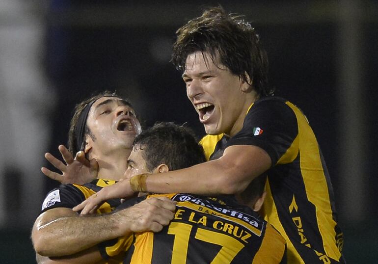 Julián Benítez celebrando un gol con el Aborigen junto a Luis de la Cruz y Federico Santander.
