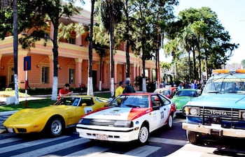 unos-60-coches-antiguos-participaron-de-la-competencia-organizada-por-el-club-de-vehiculos-antiguos-del-paraguay-cvap--211321000000-1650053.jpg