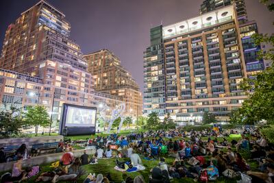 Cine al aire libre en Liberty Village, un barrio que atrae muchos jóvenes.