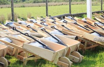 El kit entregado a cada olero consta de una carretilla de madera fabricada en Ñeembucú, una pala metálica y carpa plástica.