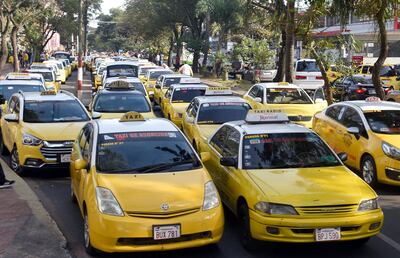 Morales utiliza la “marea amarilla” de taxistas para presionar a autoridades a fin de evitar la llegada de competencia. Muchos acuden bajo amenazas de sanción en caso de ausencia.