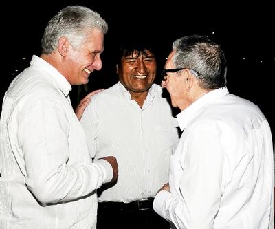 El presidente de Bolivia, Evo Morales (c), reunido hace unos días con el dictador comunista de Cuba, Raúl Castro (d), y el presidente (títere) de la isla, Miguel Díaz-Canel, en La Habana.