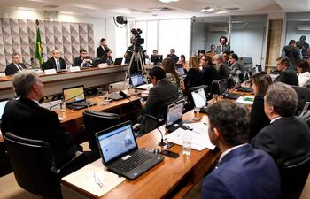 la-comision-senatorial-que-aprobo-la-acusacion-contra-dilma-rousseff-y-su-dictamen-debera-ser-votado-el-proximo-martes-en-el-pleno-del-senado-afp-222217000000-1486389.jpg