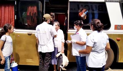 En la terminal de ómnibus  controlan la temperatura de los pasajeros.