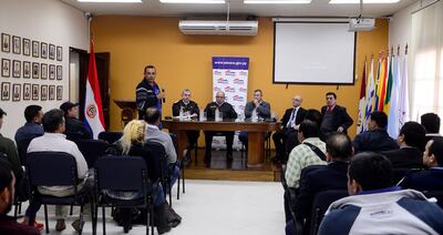 Francisco Meza (parado), presidente de la UNPF, junto con los demás productores y autoridades.
