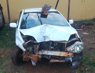El automóvil quedó con la parte frontal destrozada.
