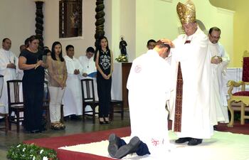 ordenan-nuevo-sacerdote-para-congregacion-jesuita-194629000000-1425267.jpg