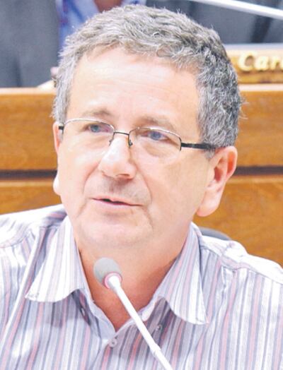 Celso Kennedy, diputado (PLRA, efrainista), informó que el lunes se reunirán las cuatro bancadas del PLRA de Diputados.