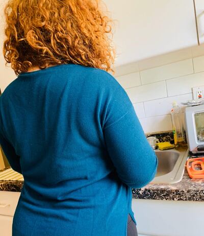 Jessica lava sus verduras con agua y detergente, una labor que alterna con el teletrabajo en su departamento en Queens.