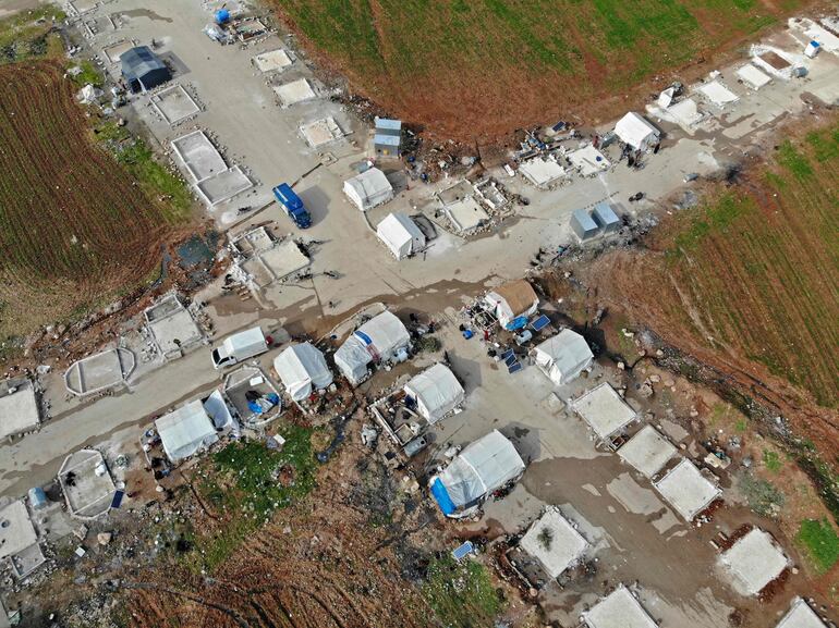 Civiles sirios se preparan para abandonar un campamento de desplazados en las afueras de la localidad de Binnish, en la provincia de Idlib.