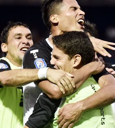 Sebastián Doldán  se abraza con su hermano, Diego, en la banca del “General”, tras marcar el cuarto.