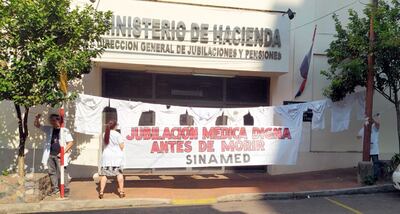 Médicos tomaron una sede del Ministerio de Hacienda, sobre Iturbe casi Primera, en reclamo por la falta de reglamentación de la Ley N° 6302, que modifica el régimen de jubilaciones del sector.