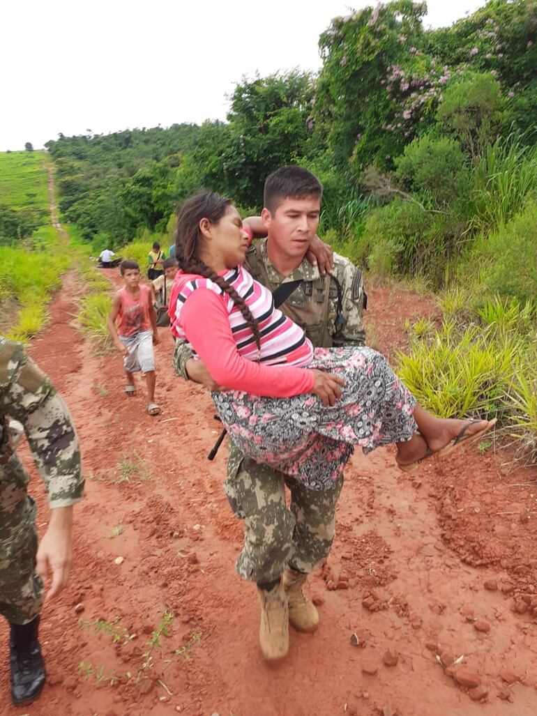 La parturienta tuvo que ser cargada para salir de su comunidad.