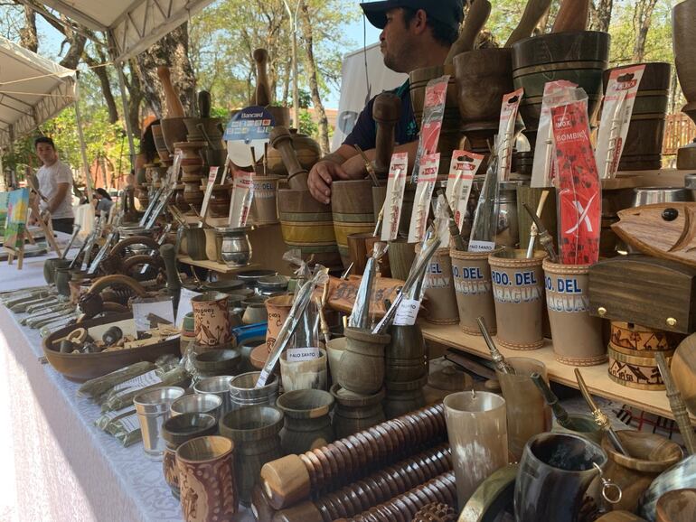 Artesanos participan de la actividad en la plaza de los Héroes.