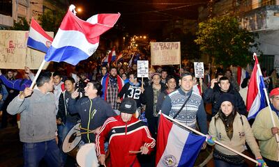 Los manifestantes acapararon más de dos cuadras durante la marcha que tuvo lugar anoche en el microcentro de Asunción.