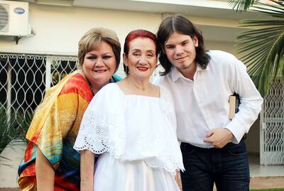Yvera Barboza junto con su hija Diana y su nieto Agustín, en una foto de 2014. La cantante inició su carrera artística en los años cincuenta y grabó una gran cantidad de discos, varios de ellos junto con su esposo Agustín Barboza.