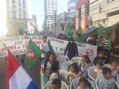 Manifestantes frente al Indert