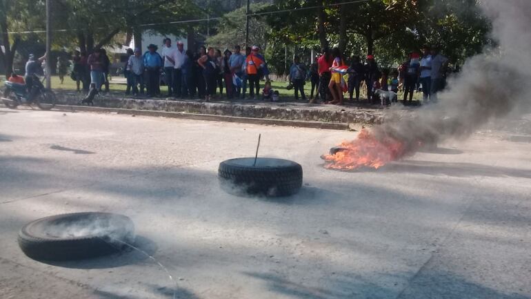 Los manifestantes también quemaron cubiertas para cerrar las calles.