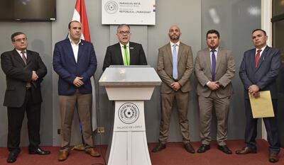 El titular Anticorrupción, René Fernández (izq.); el presidente de Senave, Rodrigo González, y Julio Ullón (c) ayer en Palacio.