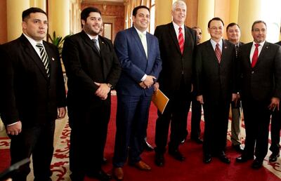Arnoldo Wiens (c); el embajador de Taiwán, Diego L. Chou; el gobernador de Central, Hugo Javier González (der.), ayer en Palacio de López, tras una reunión con el presidente Mario Abdo.