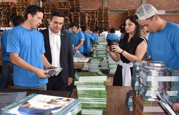 En noviembre, el ministro de Educación, Eduardo Petta, participaba de la preparación de los kits escolares que comenzaban a distribuirse. Denuncian que no todos están completos.