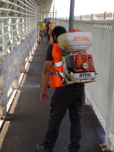 El puente de la Amistad fue desinfectado esta tarde, aprovechando ausencia de connacionales sobre la pasarela.