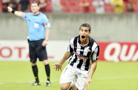 jorge-torito-gonzalez-de-gran-trabajo-en-libertad-inicia-el-festejo-del-primer-gol-anotado-ante-sport-recife-fotos-enviado-especial-00657000000-617812.jpg