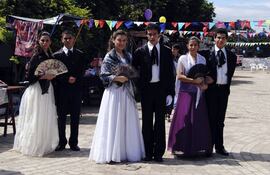 alumnos-del-centro-educativo-alva-vestidos-con-atuendos-coloniales-se-encargaron-de-guiar-a-los-turistas-durante-la-feria--192517000000-536917.jpg