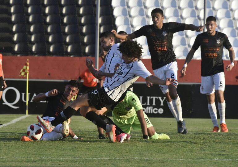 Instante en que se dispone Iván Franco a marcar el primero para Libertad.