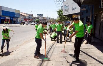 mas-de-100-voluntarios-limpiaron-ayer-varias-cuadras-de-eusebio-ayala-para-concienciar-sobre-el-medio-ambiente--195219000000-1651061.jpg