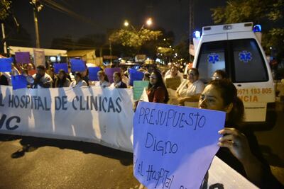 Los funcionarios iniciaron la huelga anunciada hace varias semanas poco antes de la medianoche.