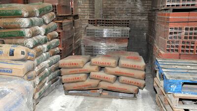 Los depósitos de materiales de construcción cuentan con pocas bolsas de cemento de la INC. Los distribuidores señalan que la privada Yguazú Cementos es la que surte actualmente al mercado.