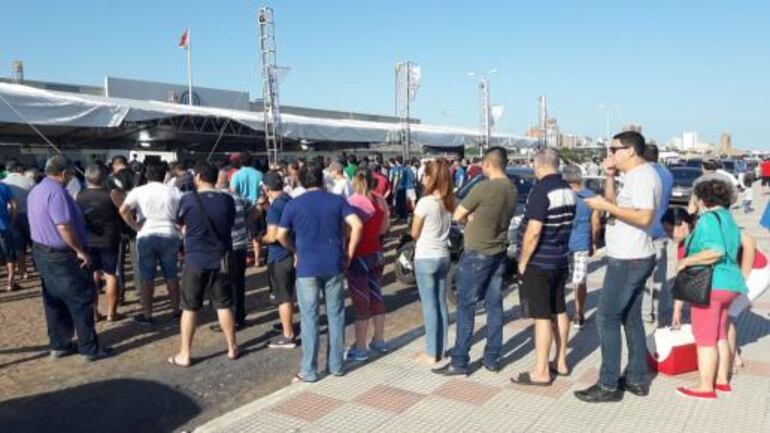 Personas forman fila para poder comprar pescado en la Costanera de Asunción, hoy. (Foto: Aníbal Velázquez, ABC Color). 