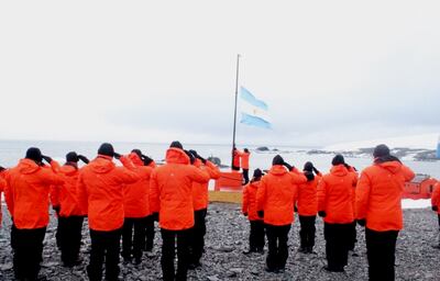 Algunos de los 63 miembros de la argentina Base Esperanza en la Antártida, el único continente del mundo sin casos de coronavirus, donde el contingente ahí destacado rota cada año, junto con sus familias, por lo que también hay niños.