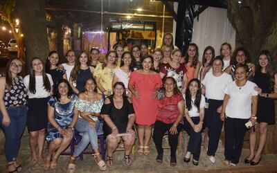 En la fotografía aparecen Antonia Rojas de Solís, Reina de Dick, Dora Ramírez de Colmán, Erika Benítez, Viviana Acuña, Thania Salinas y Norma Villagra, entre otras.