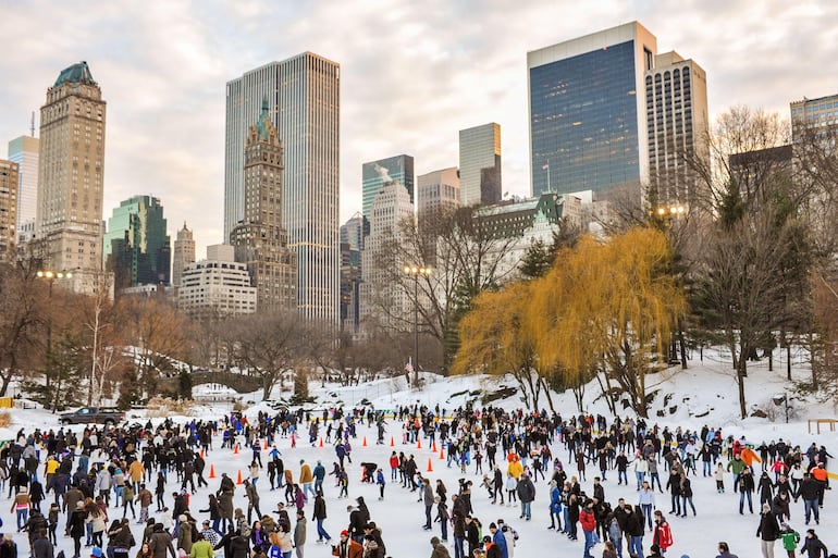 Una vista de la pista Wollman de patinaje en Central Park de la ciudad de Nueva York (EEUU).