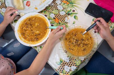 Los paraguayos llenaron este martes sus ollas de "jopará", el guiso tradicional que no puede faltar en los hogares del país para ahuyentar al Karaí de octubre, el duende maléfico que visita el primer día del mes a las familias para castigar con miseria y pobreza a los que no cumplan con esta costumbre.